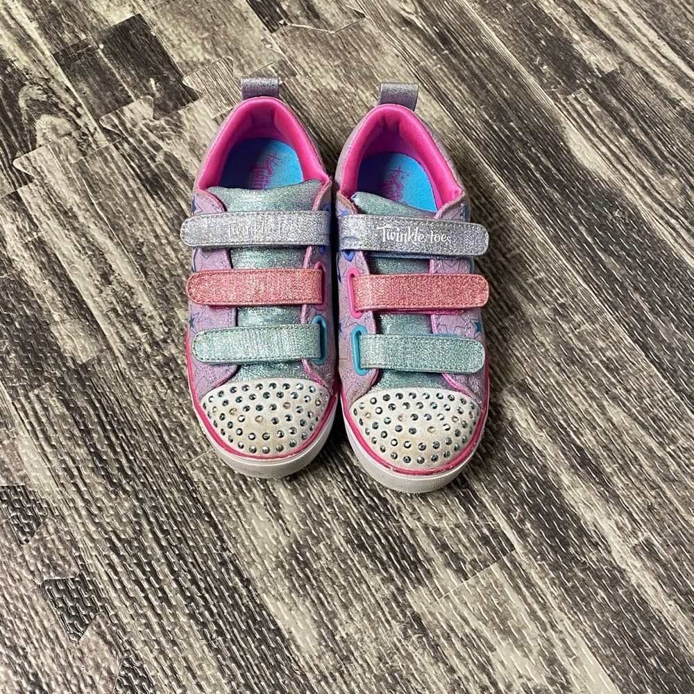 Sketchers -little girls light up shoes size 13.